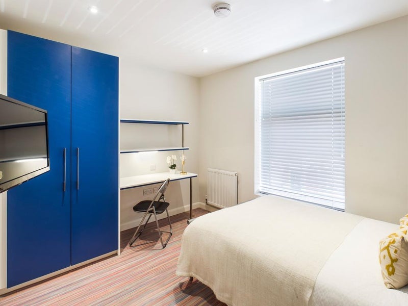 Room Crowther Street in Stoke-on-Trent