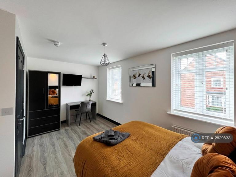 Room Snowgoose Way in Newcastle-under-Lyme