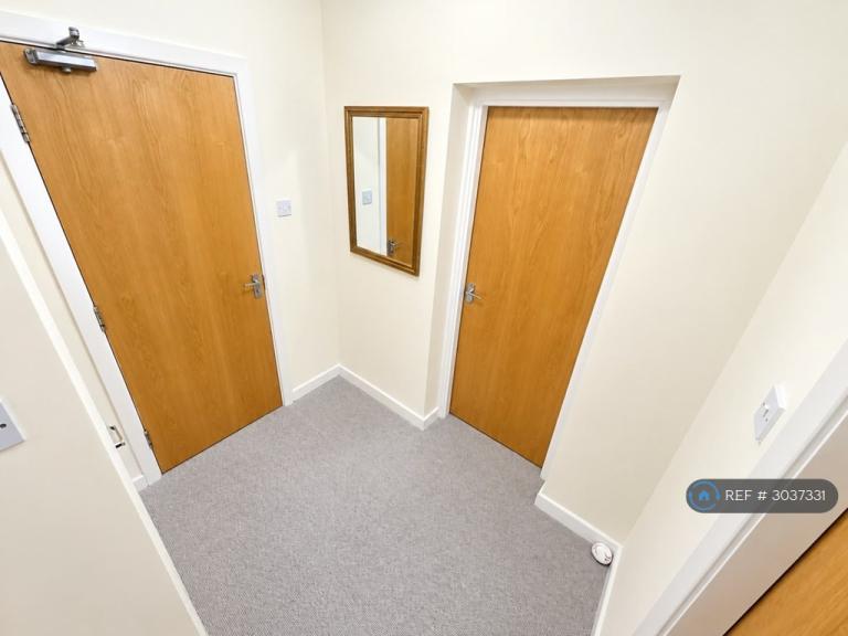 Flat Queens Place in Leeds