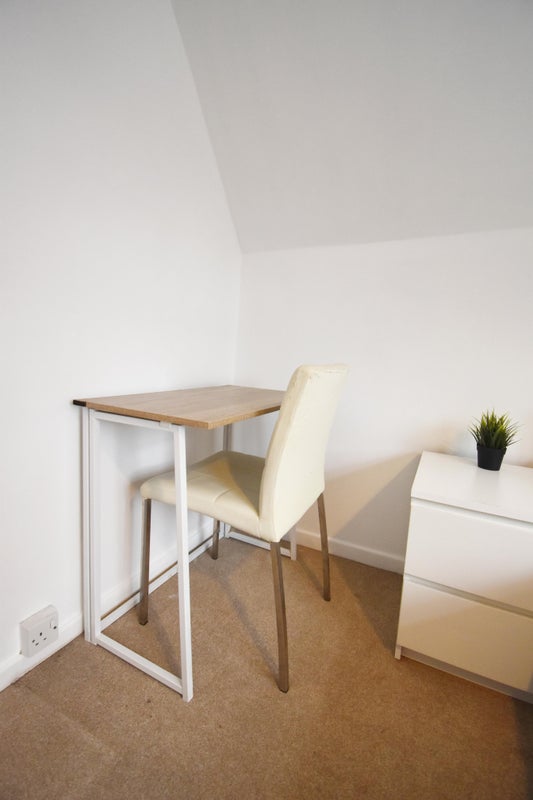Room Walden Road in Greater London