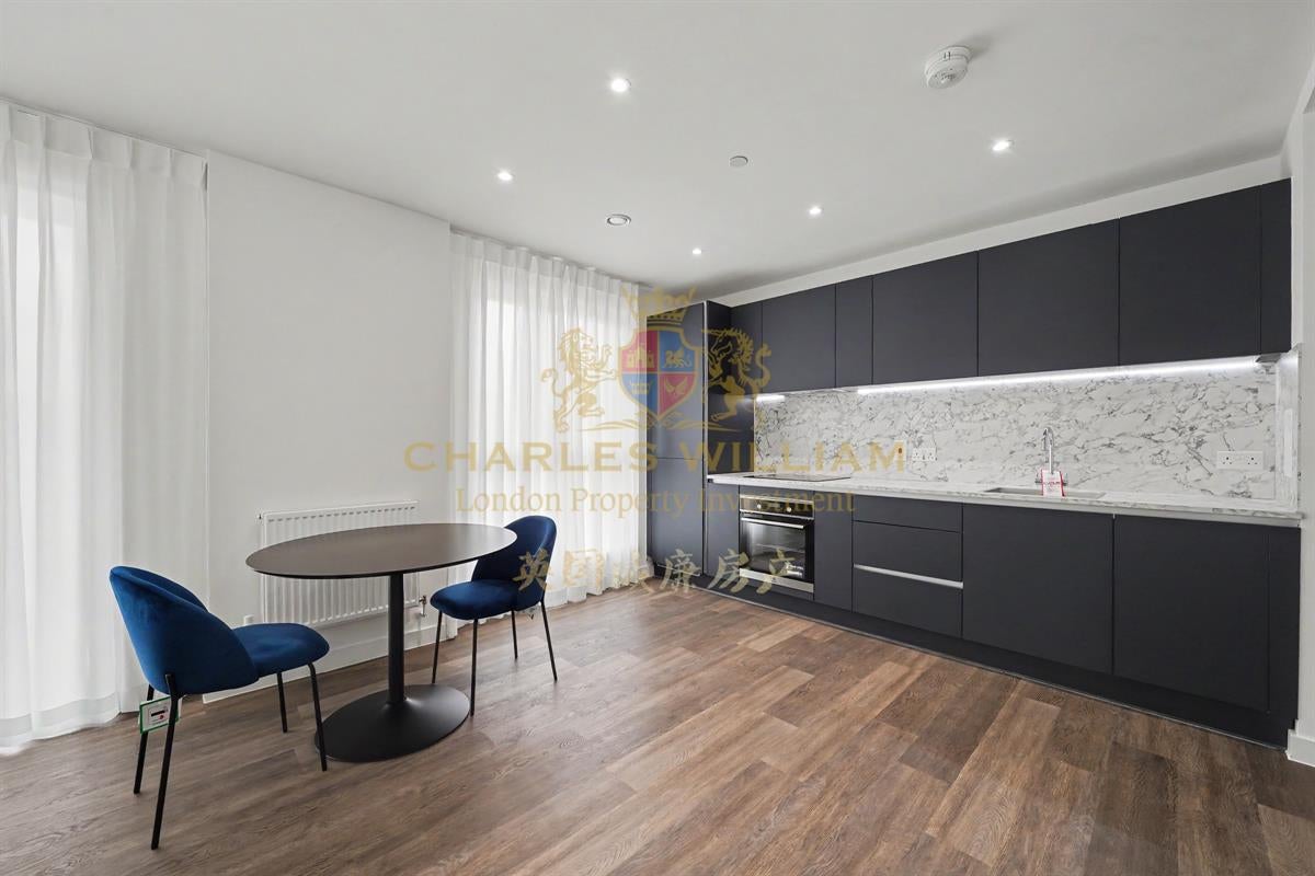 Flat Marriotts Close in Greater London