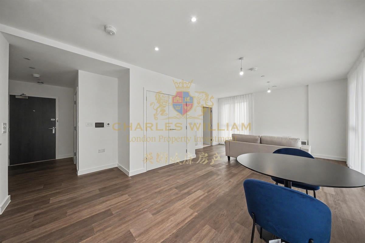 Flat Marriotts Close in Greater London
