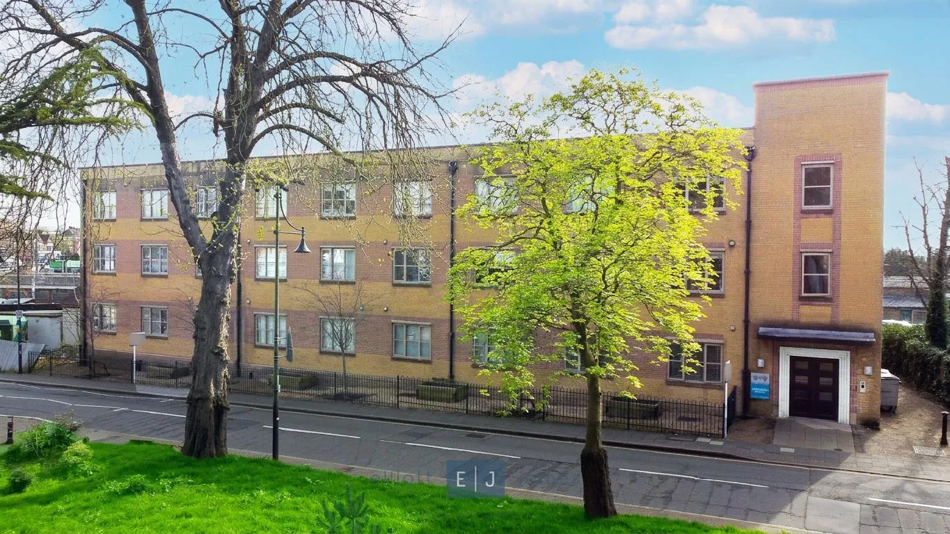 Flat Fairmead Road in Epping Forest