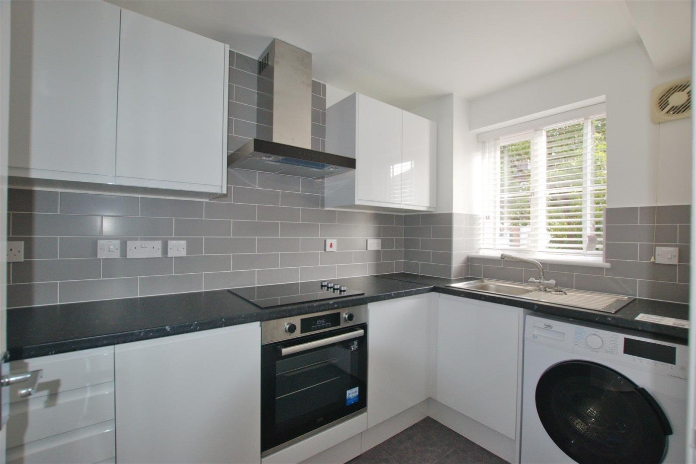 Flat Dairyman Close in Greater London