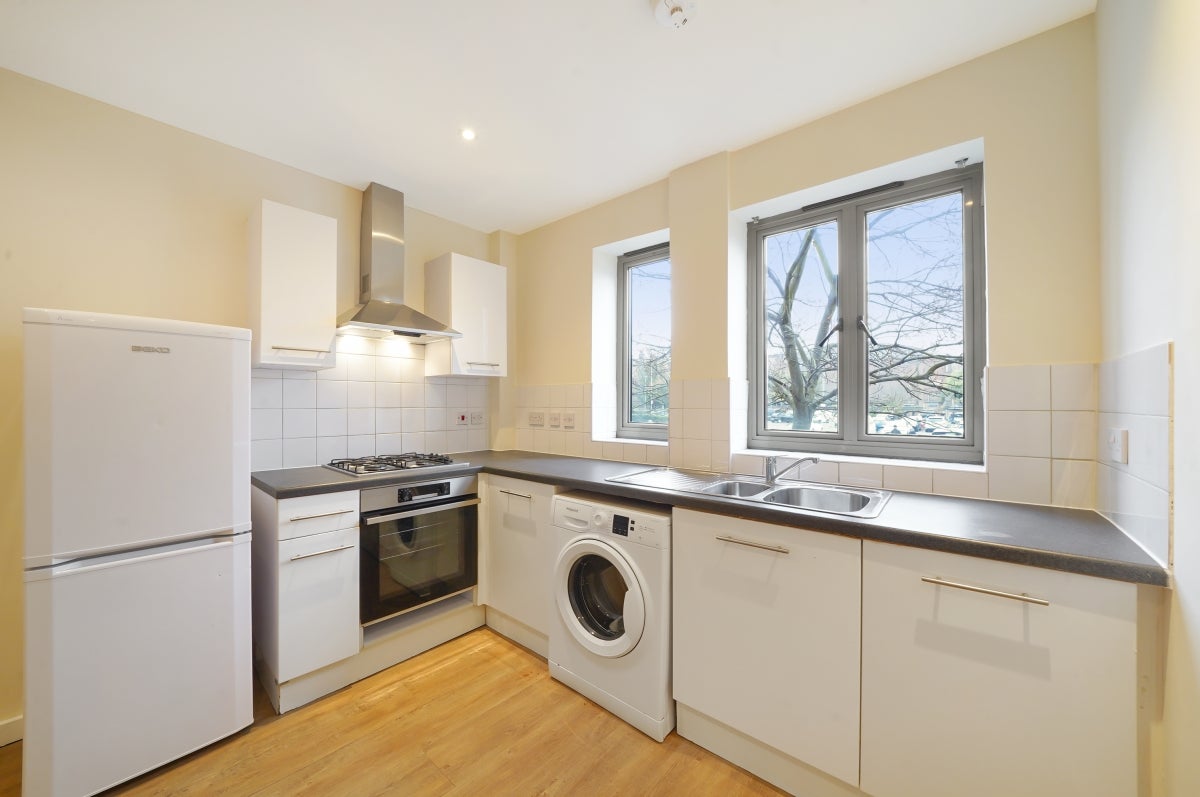 Flat Cephas Avenue in Greater London