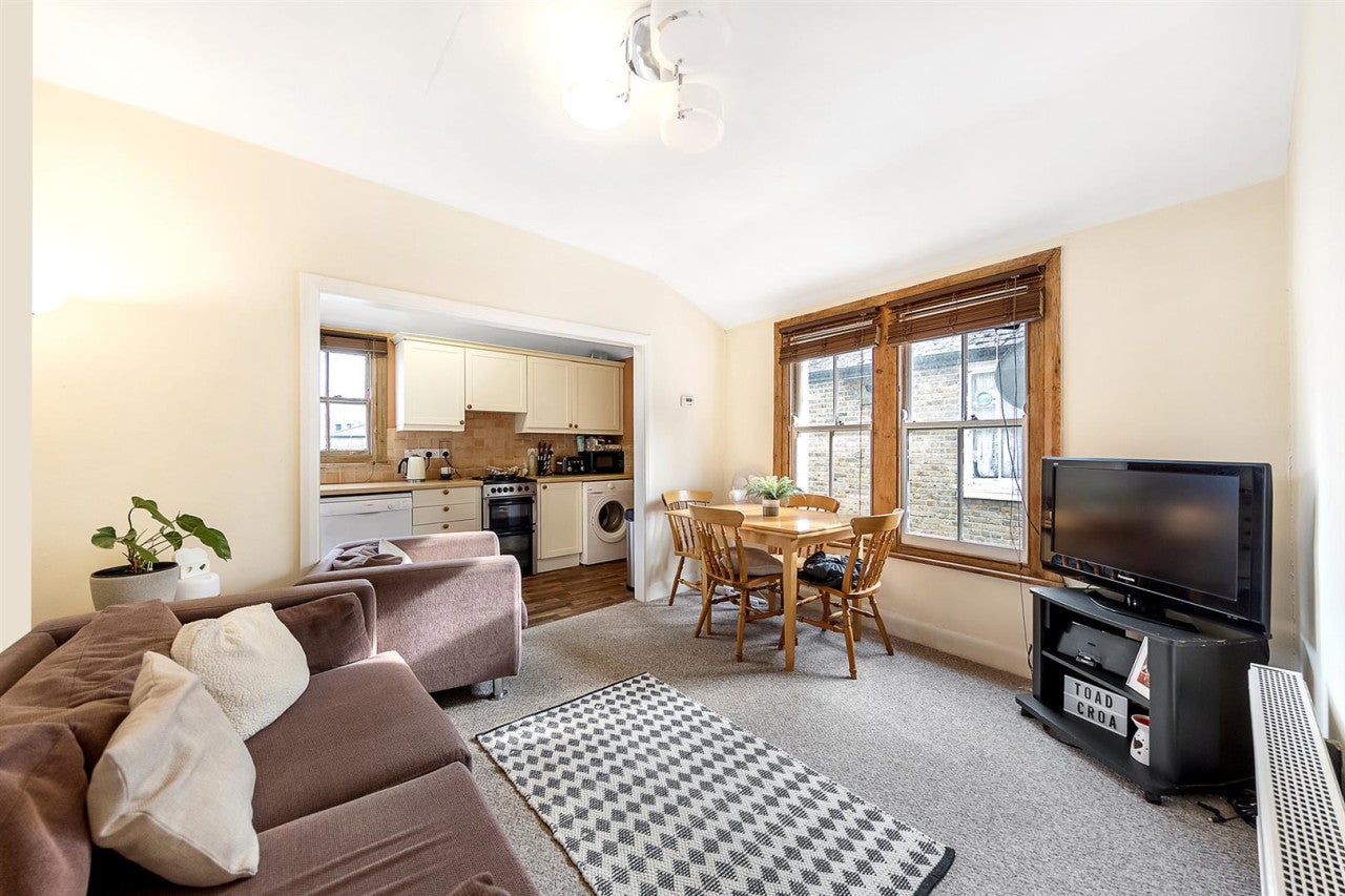 Flat Cato Road in Greater London