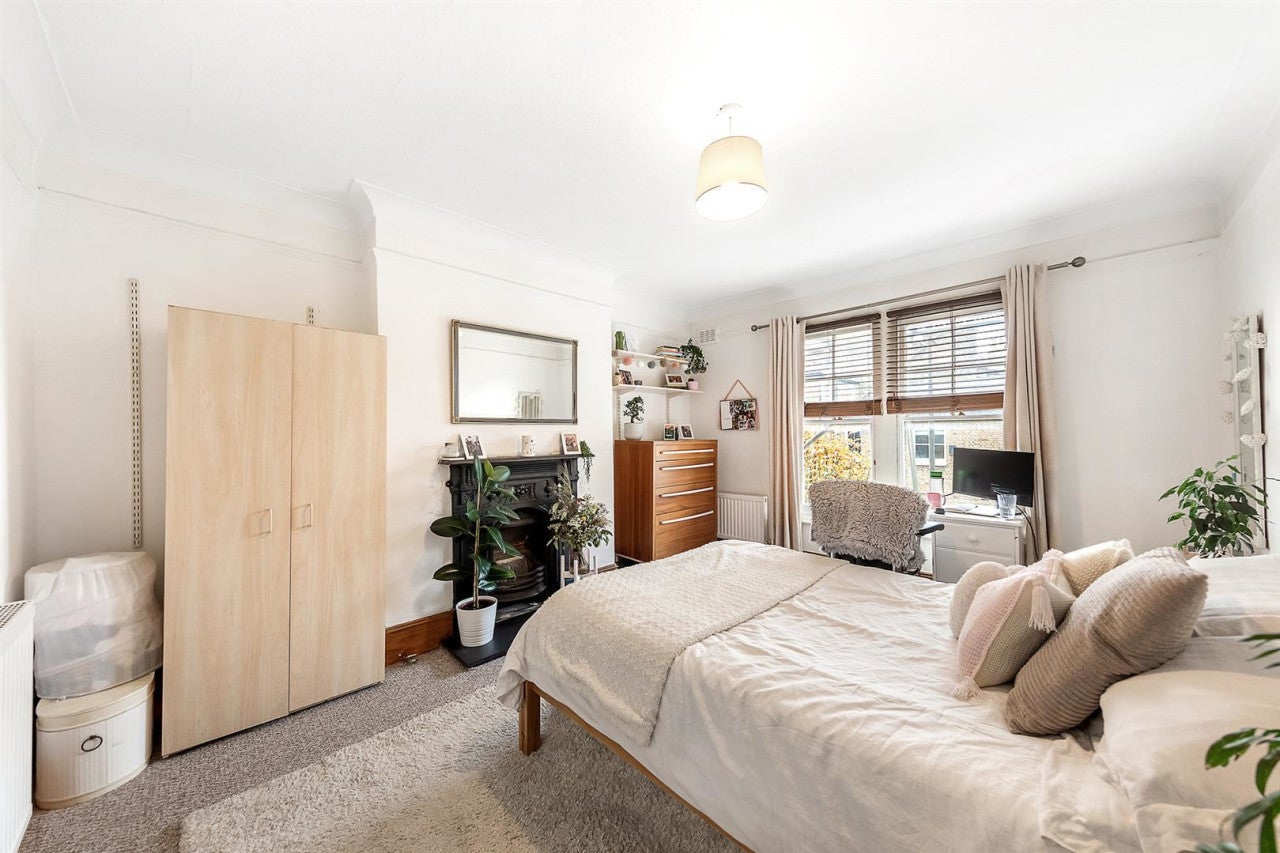 Flat Cato Road in Greater London
