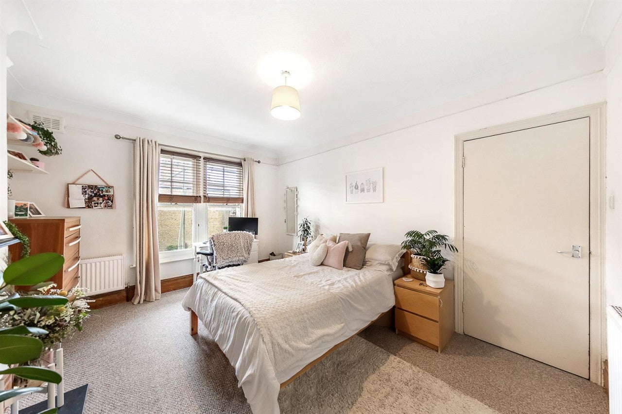 Flat Cato Road in Greater London