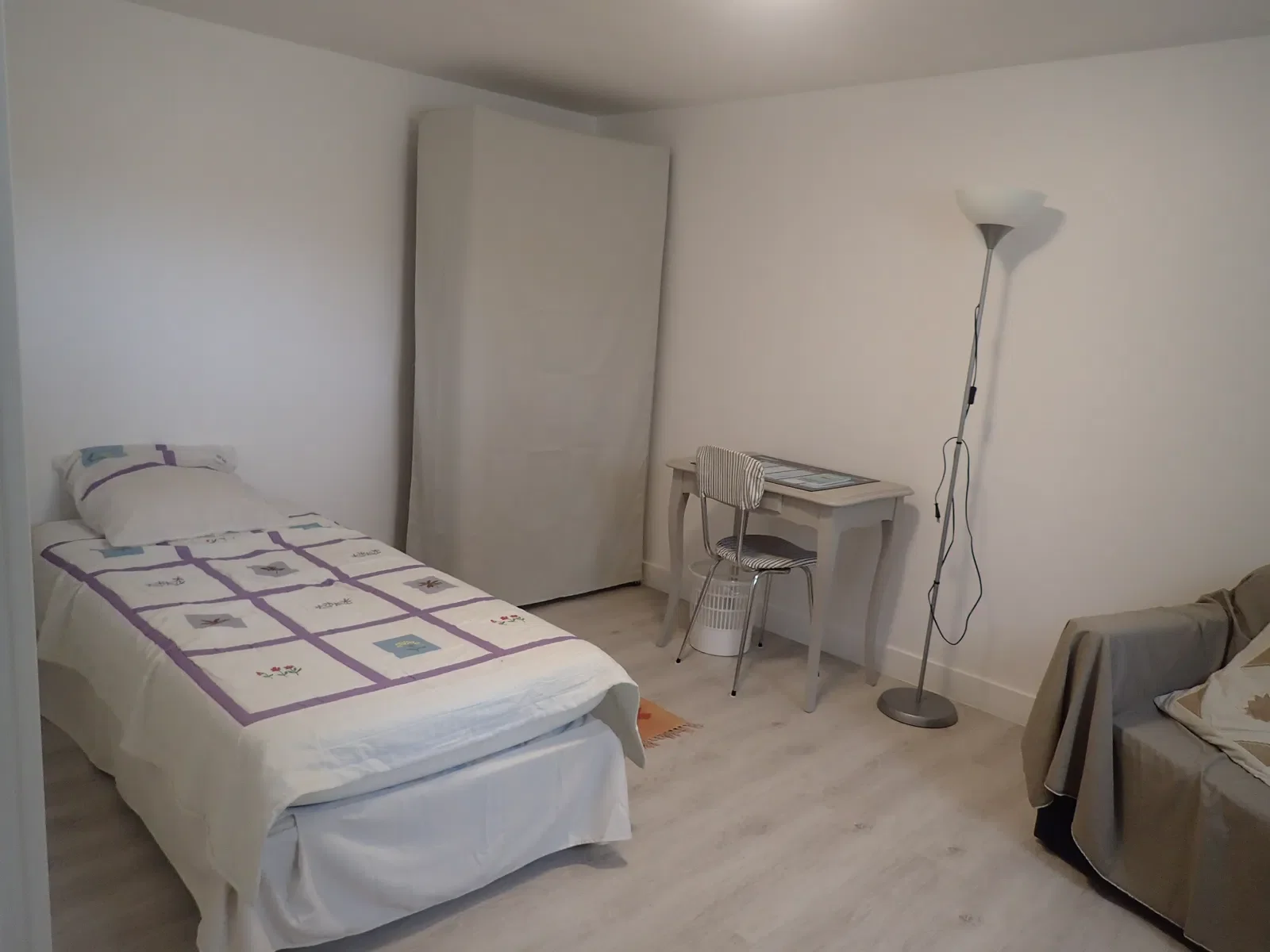 Room Rue Madame de Staël in Le Mans