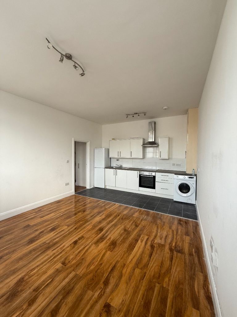 Flat Uxbridge Road in Greater London