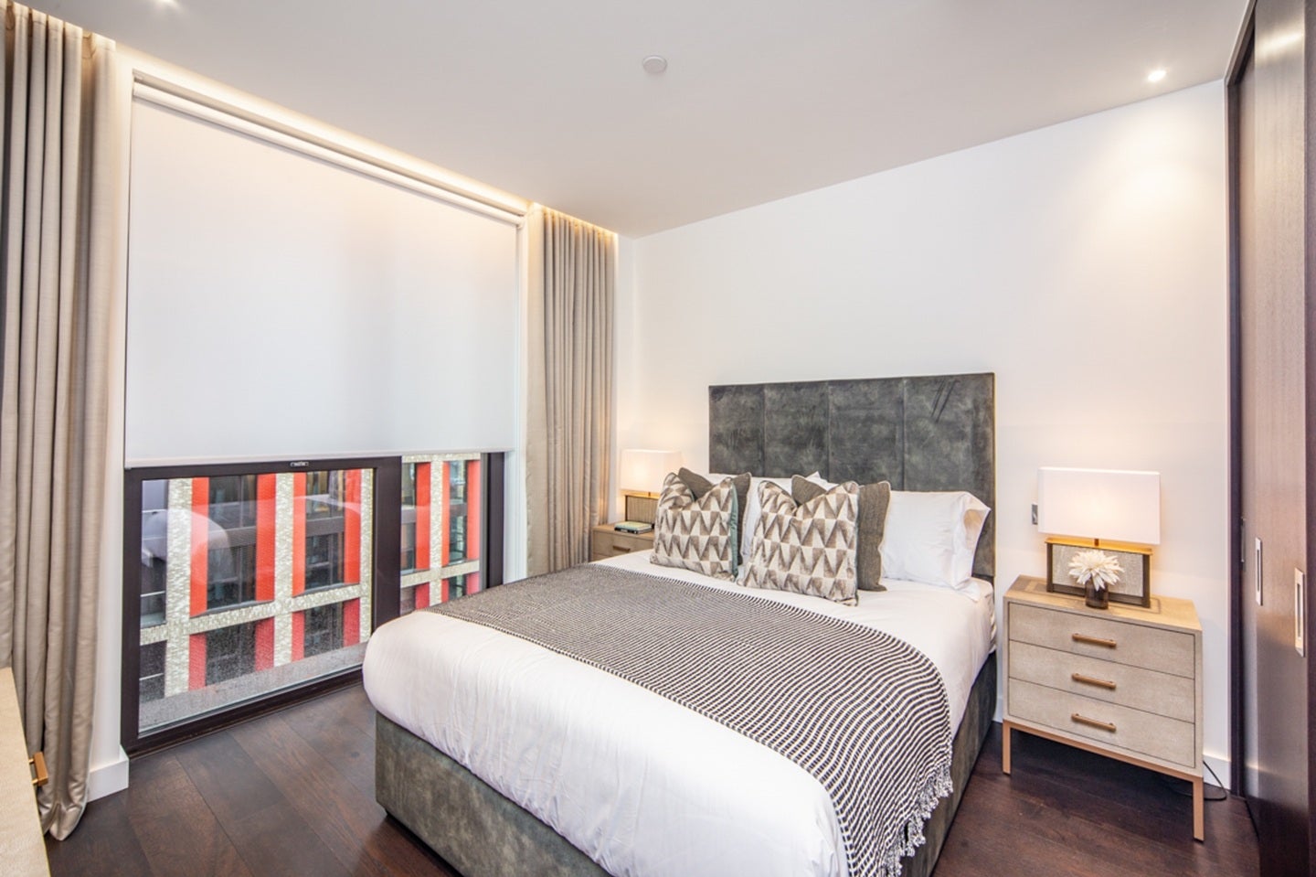 Flat Ponton Road in Greater London