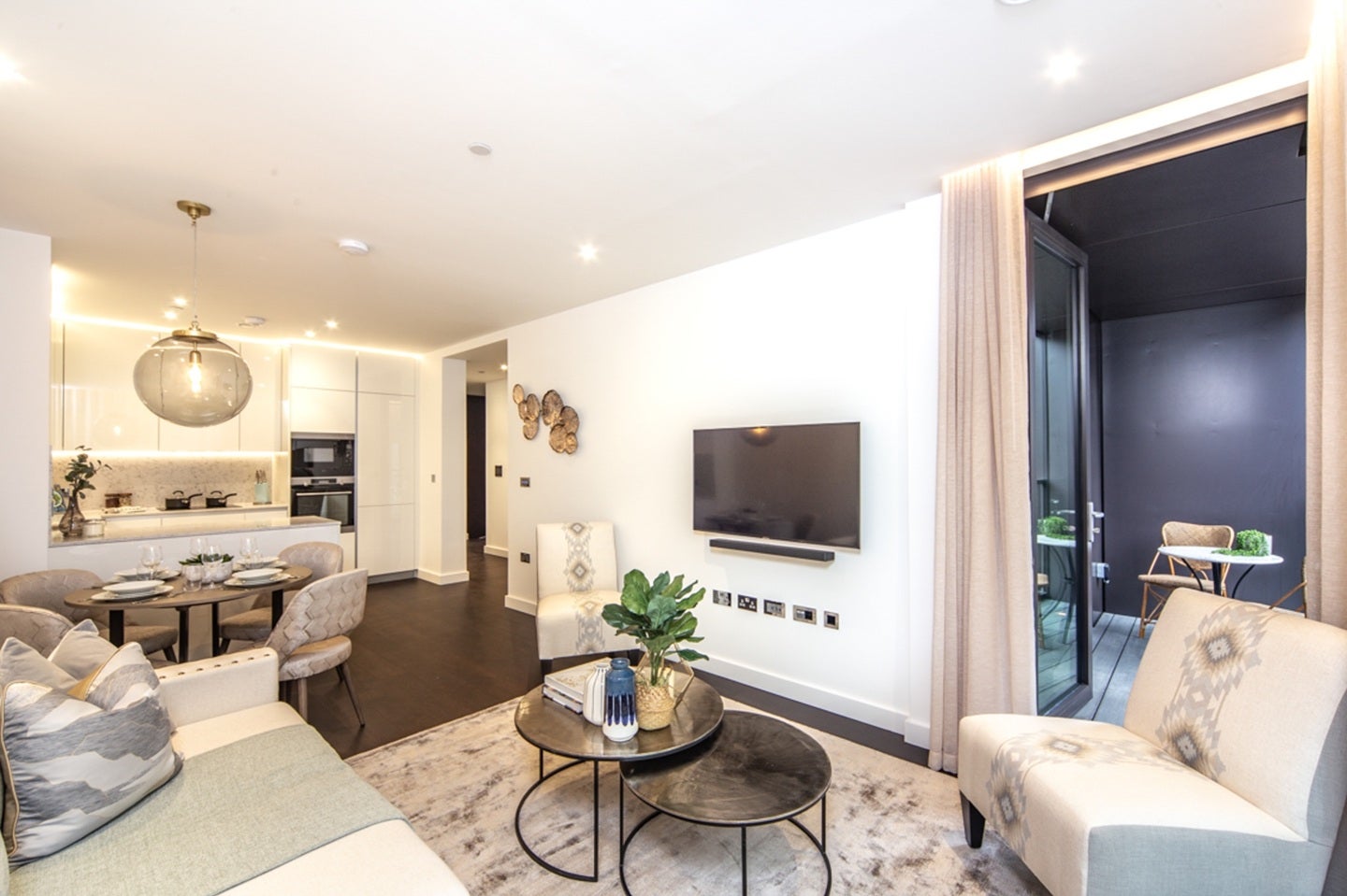 Flat Ponton Road in Greater London