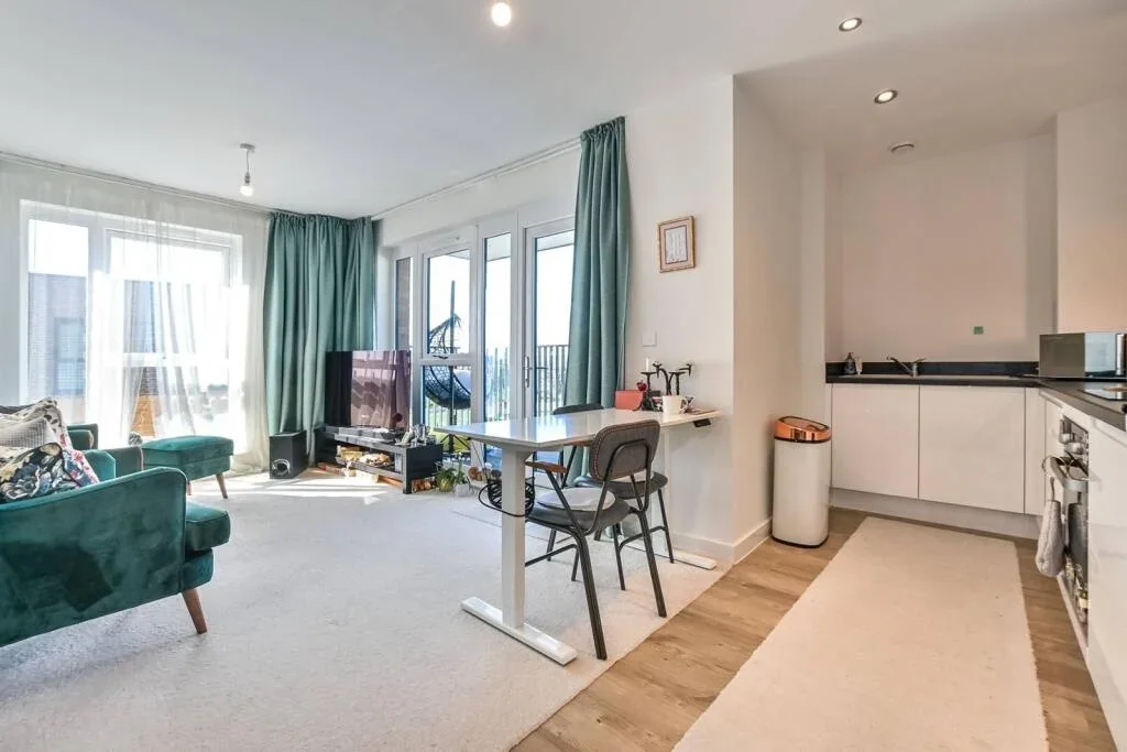 Room Rowland Road in Greater London