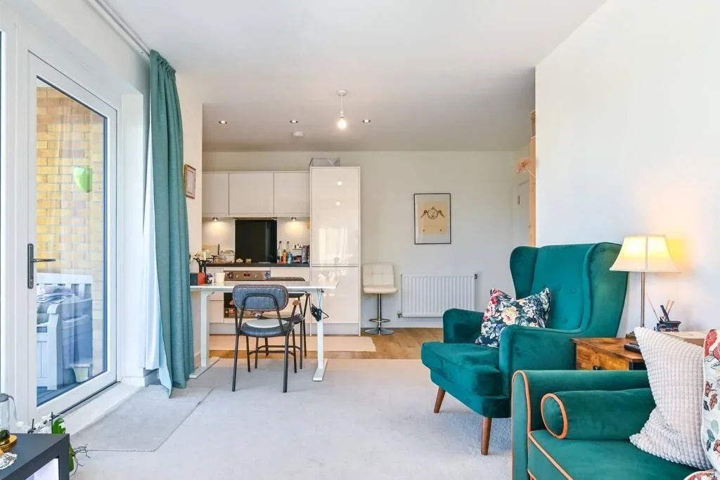 Room Rowland Road in Greater London