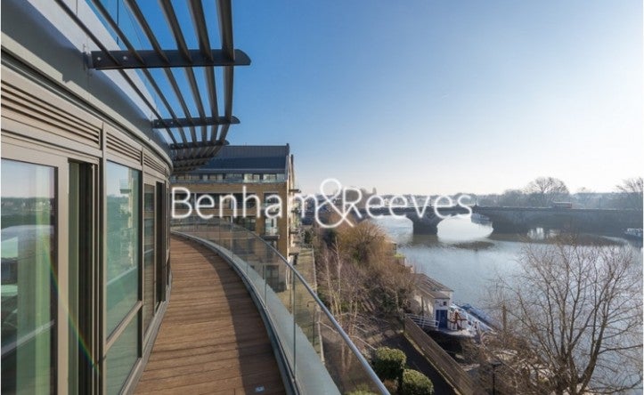 Flat Kew Bridge Road in Greater London
