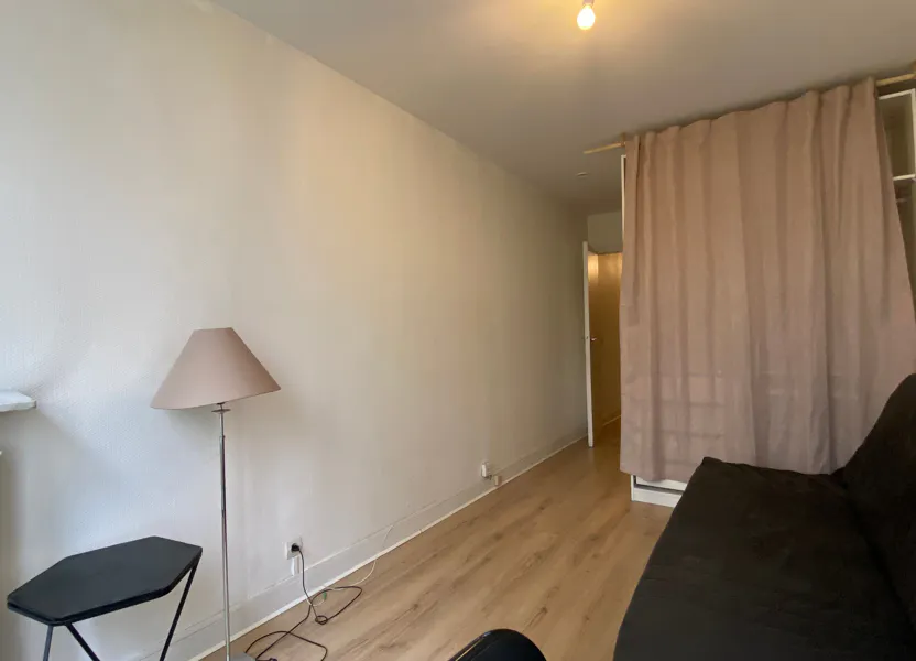 Room Rue de la Pierre Levée in Paris