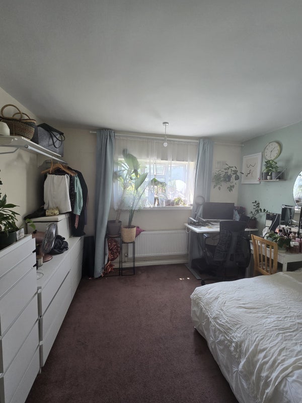 Room Marnham Avenue in Greater London