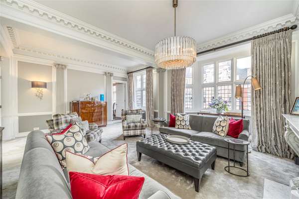 Flat Mount Street in City of Westminster