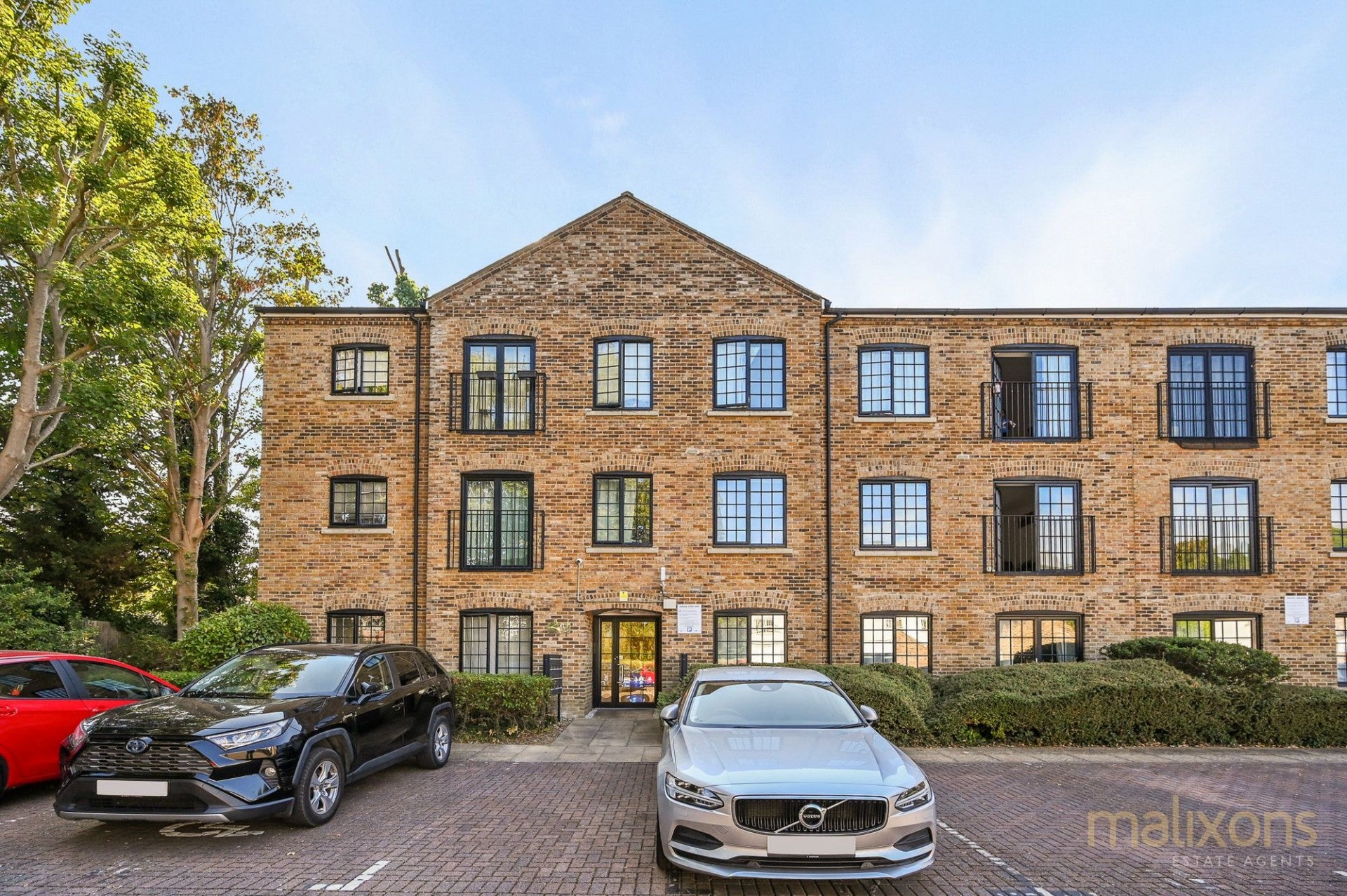 Flat Riverside Drive in Greater London