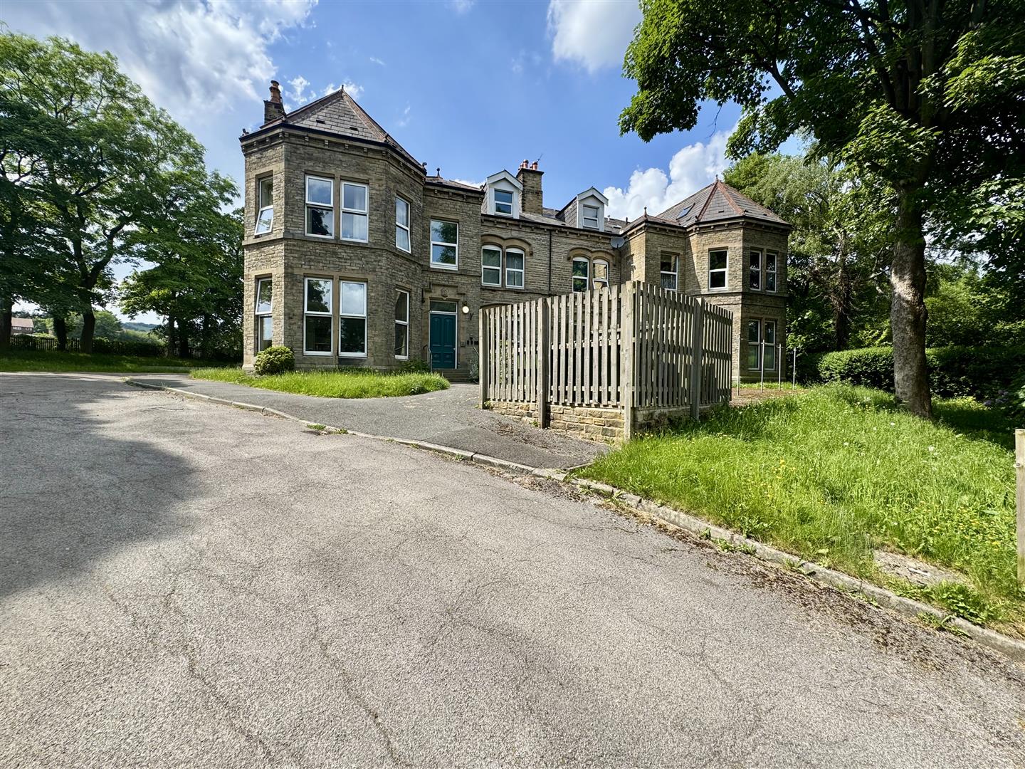 Room Botham Hall Road in Huddersfield