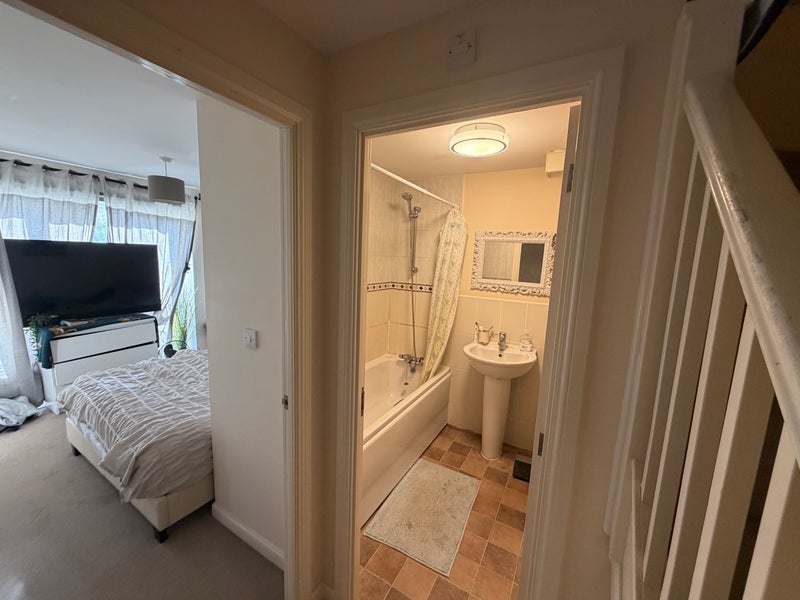 Room Hammond Road in Bristol