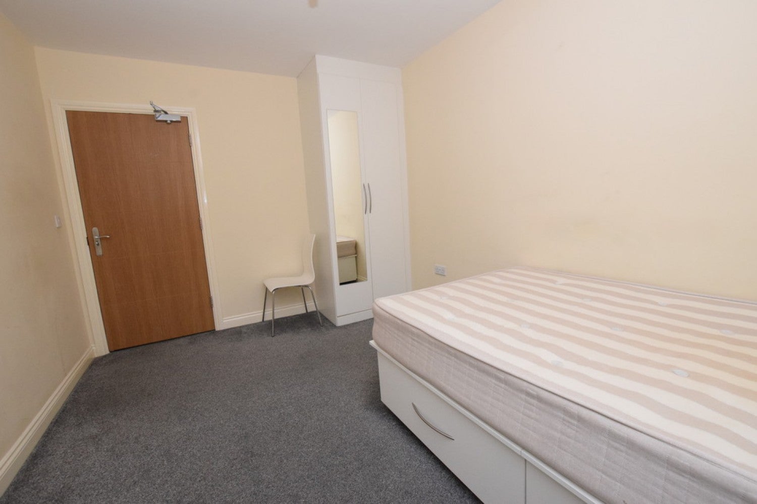 Room Bridge Street in Kirklees