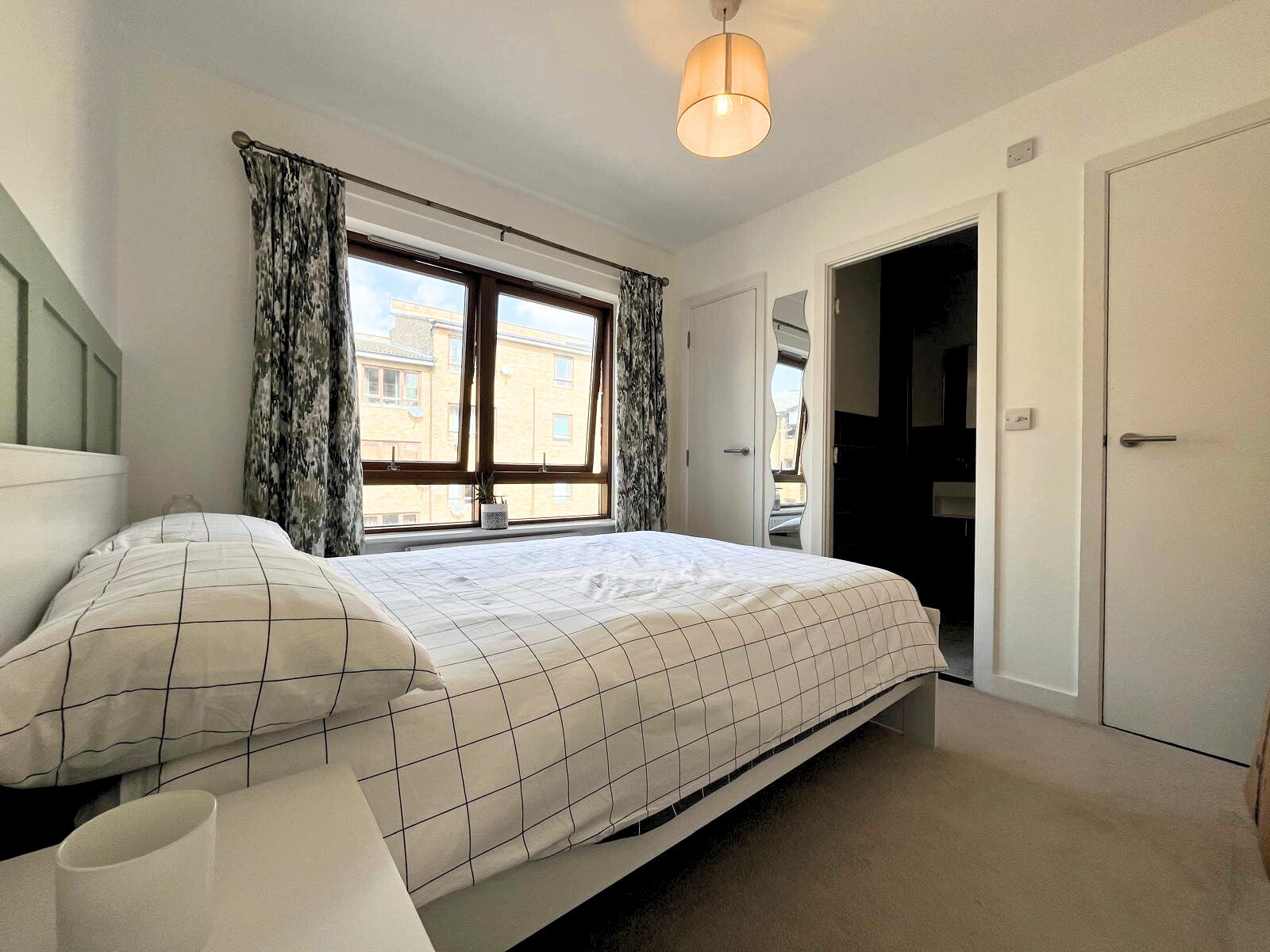 Flat Brabazon Street in Greater London