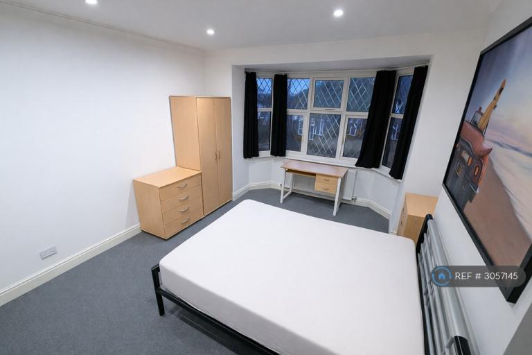 Room Sovereign Grove in Greater London