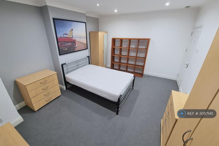 Room Sovereign Grove in Greater London