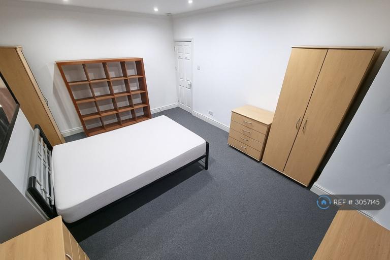 Room Sovereign Grove in Greater London