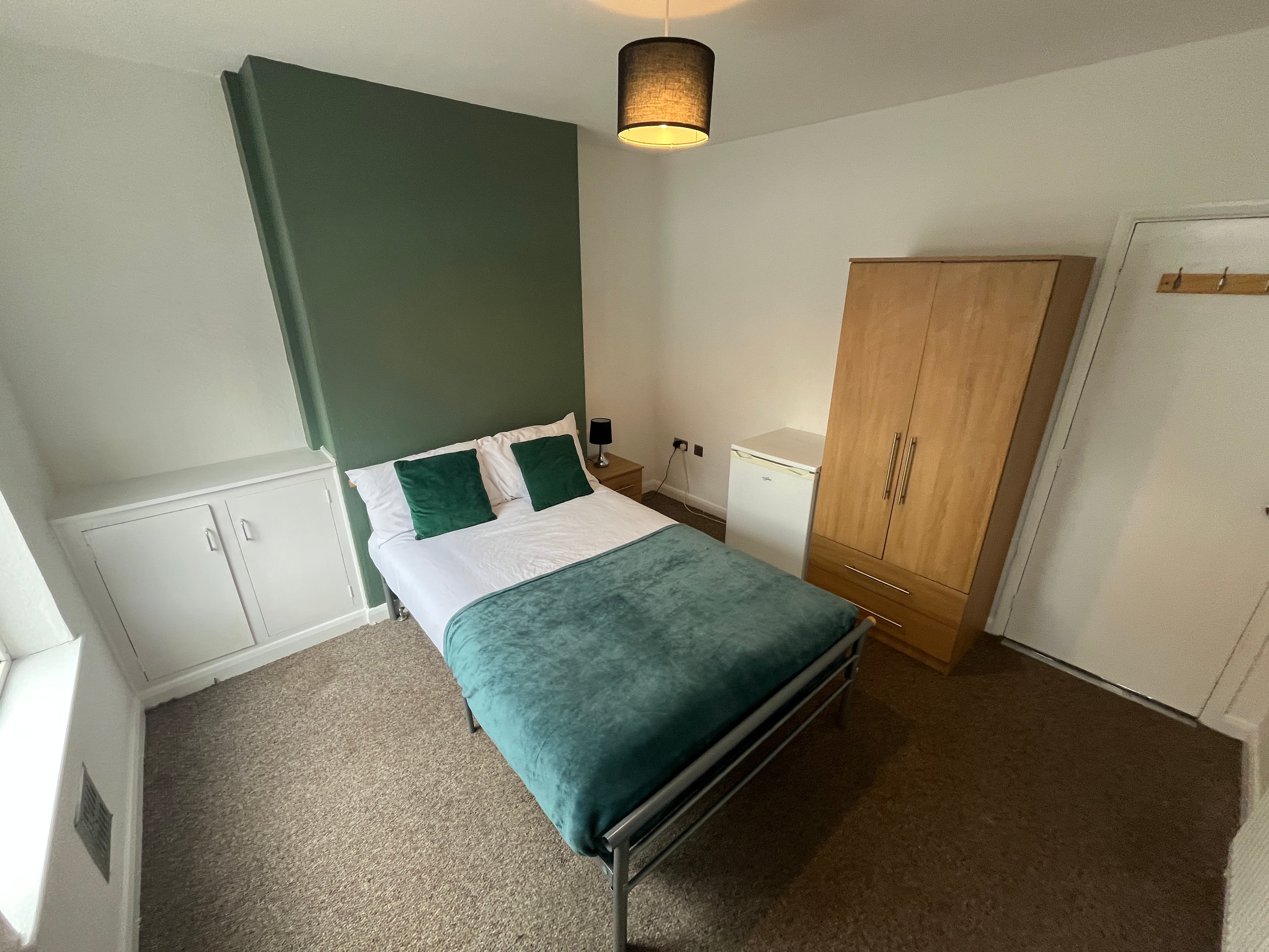 Room Laurel Avenue in Mansfield