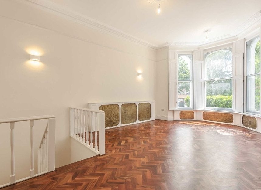 Flat Campden Hill Gardens in Greater London