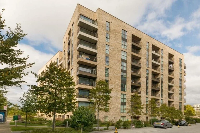 Flat Hammersmith Road in Greater London