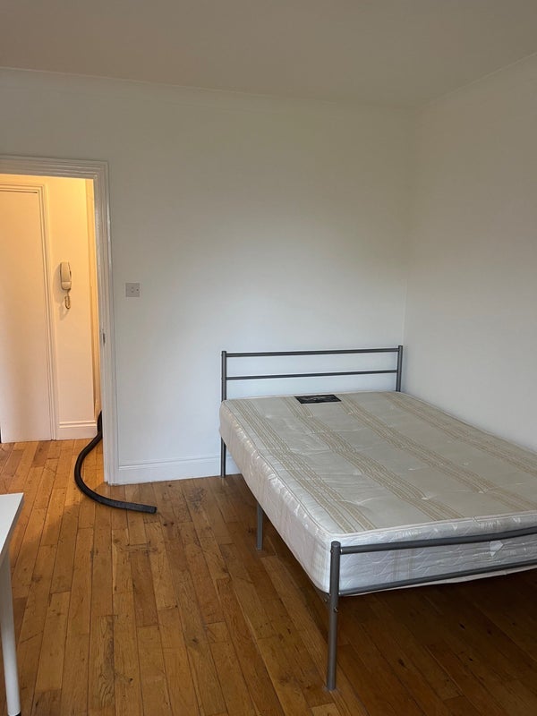 Flat Mare Street in Greater London