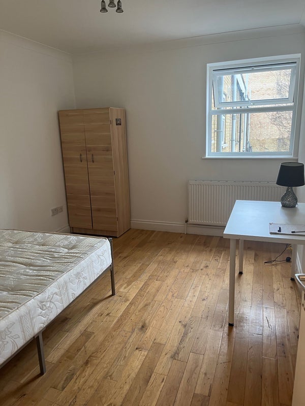 Flat Mare Street in Greater London