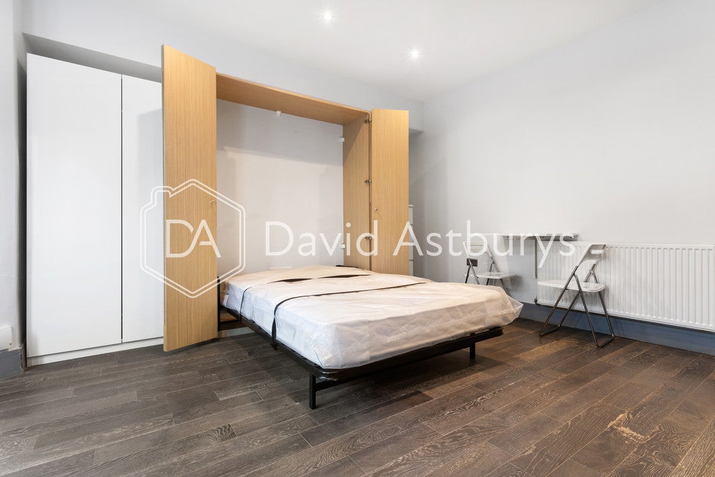 Flat Devonport Road in Greater London