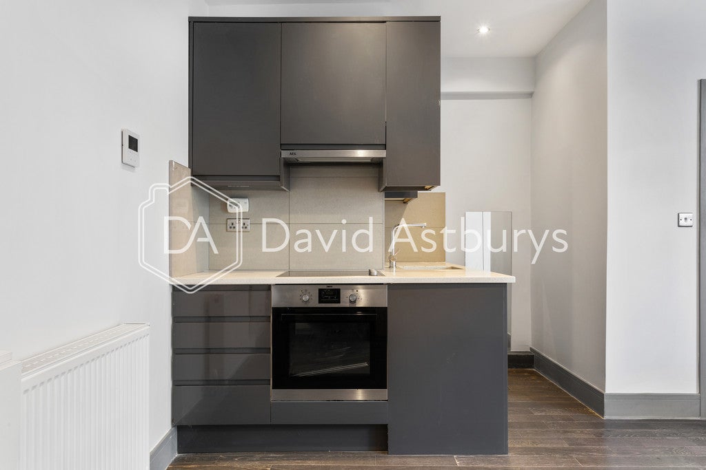 Flat Devonport Road in Greater London
