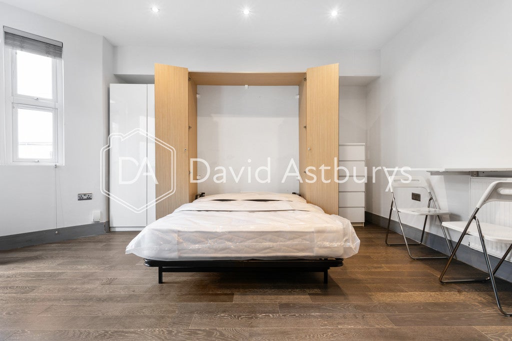 Flat Devonport Road in Greater London