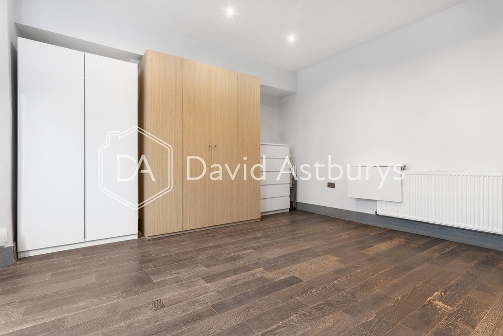 Flat Devonport Road in Greater London