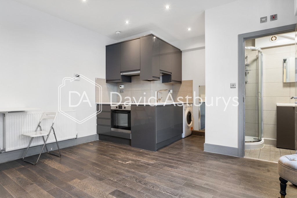 Flat Devonport Road in Greater London