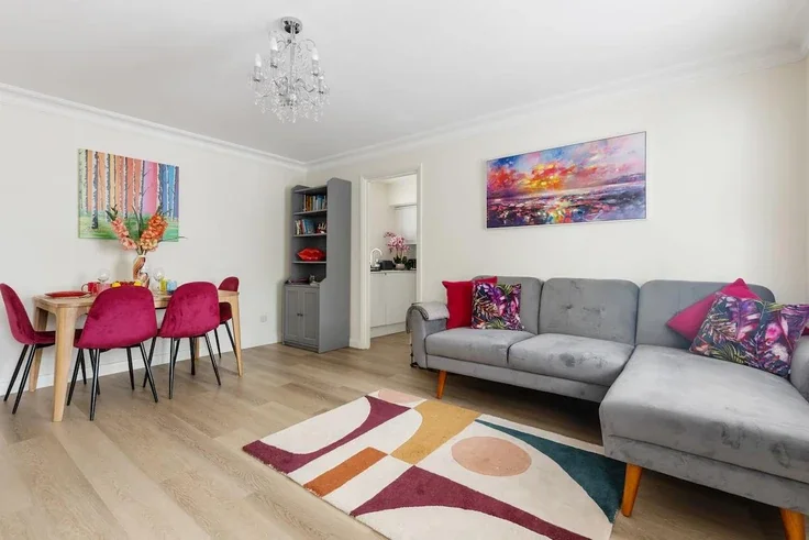 Flat St Stephen's Gardens in City of Westminster