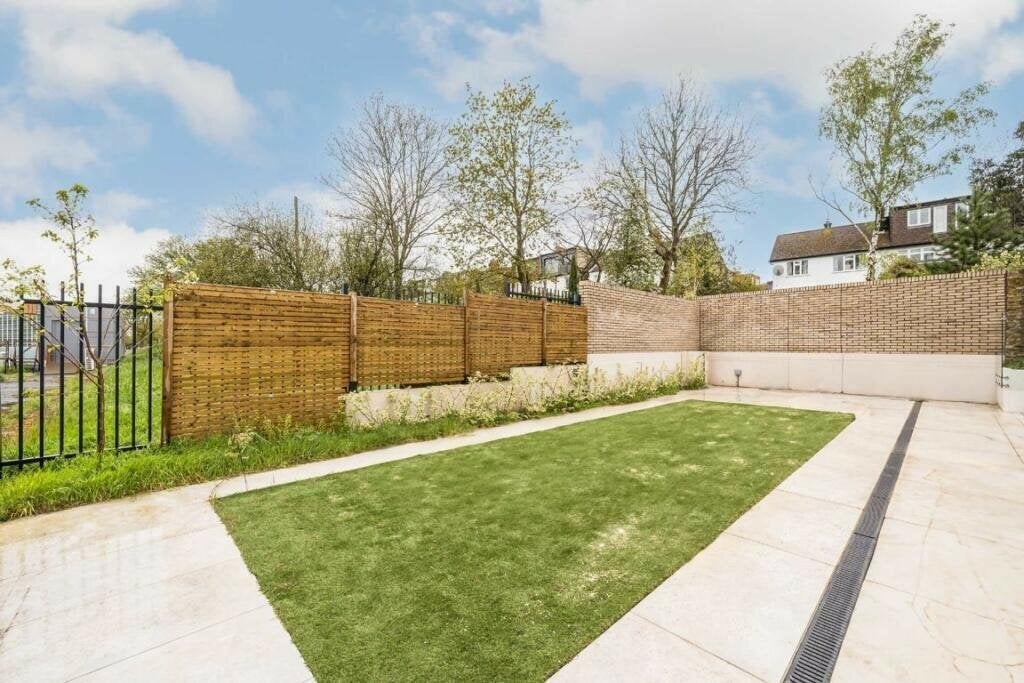 Flat Gulliver Place in Greater London