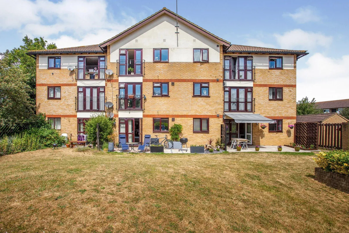 Flat Chenies Way in Watford