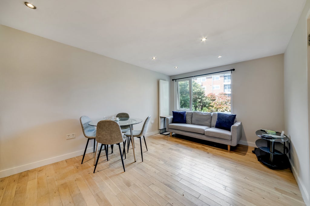 Flat Augustus Road in Greater London