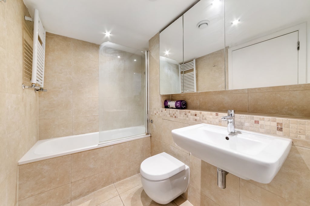 Flat Augustus Road in Greater London