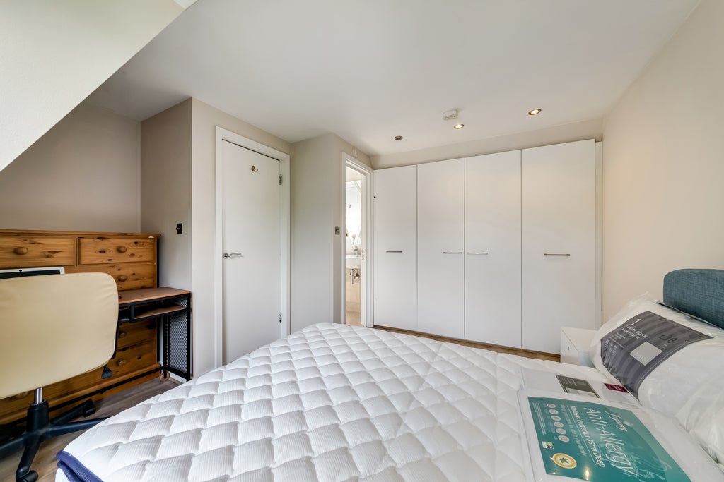 Flat Augustus Road in Greater London