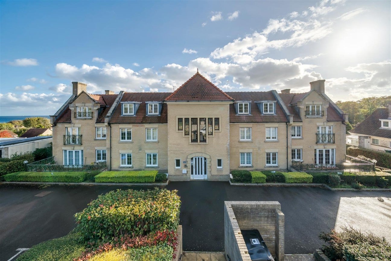 Flat Buxton Road in Weymouth