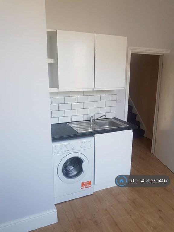 Flat Algernon Road in Greater London
