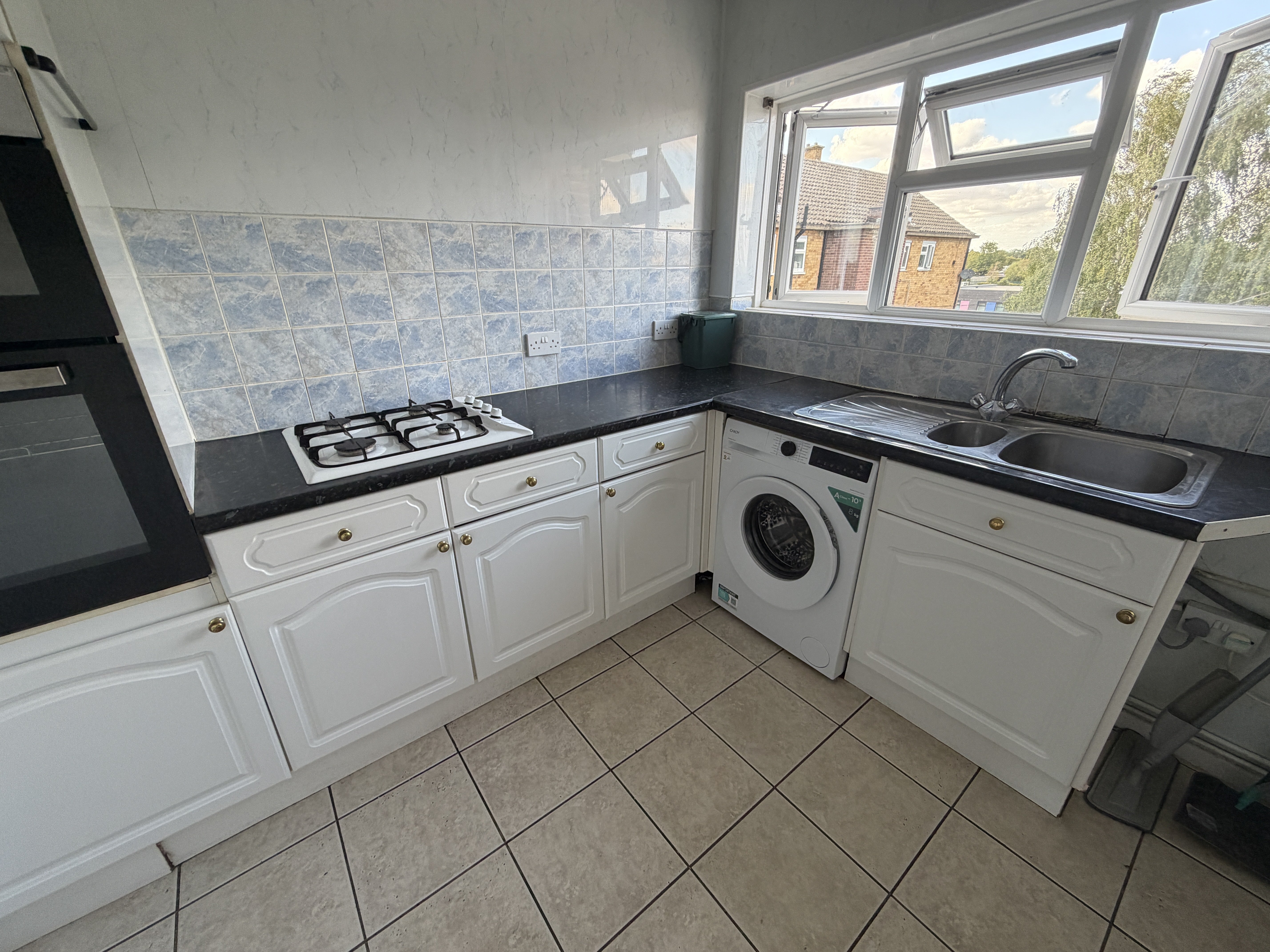 Flat Acacia Avenue in Colchester