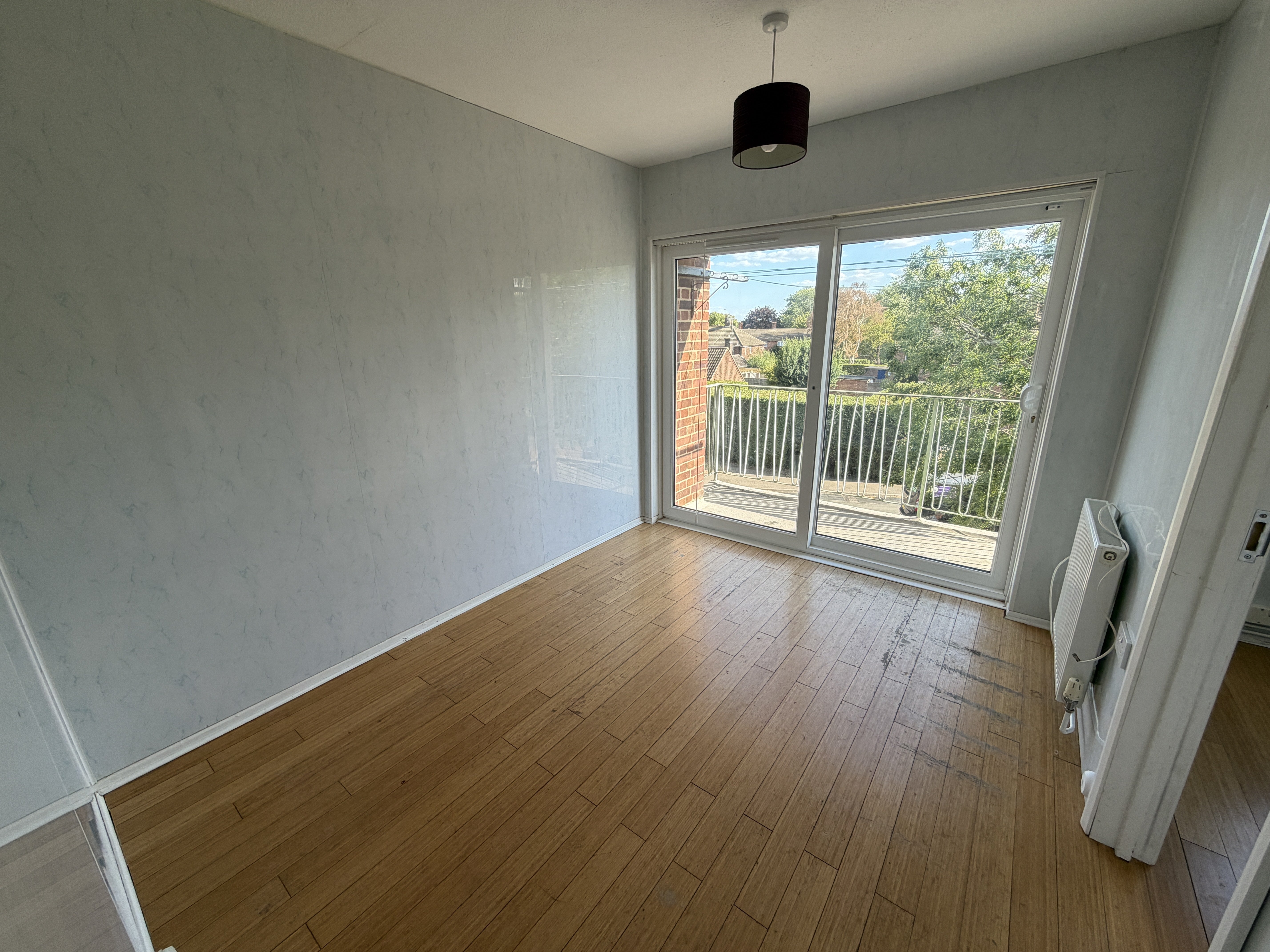 Flat Acacia Avenue in Colchester